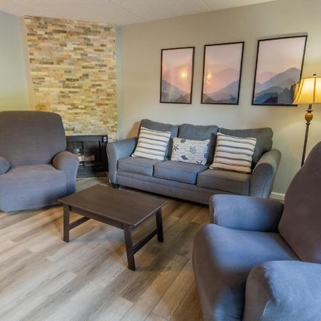Family Bear Condos, Full King Suite, Kitchen, Pool Access Unit 103 Гетлинбург Екстериор снимка