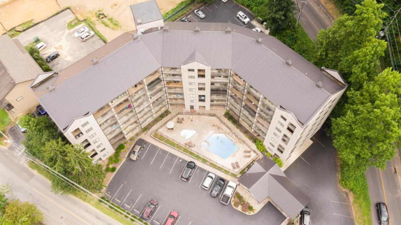 Family Bear Condos, Full King Suite, Kitchen, Pool Access Unit 103 Гетлинбург Екстериор снимка