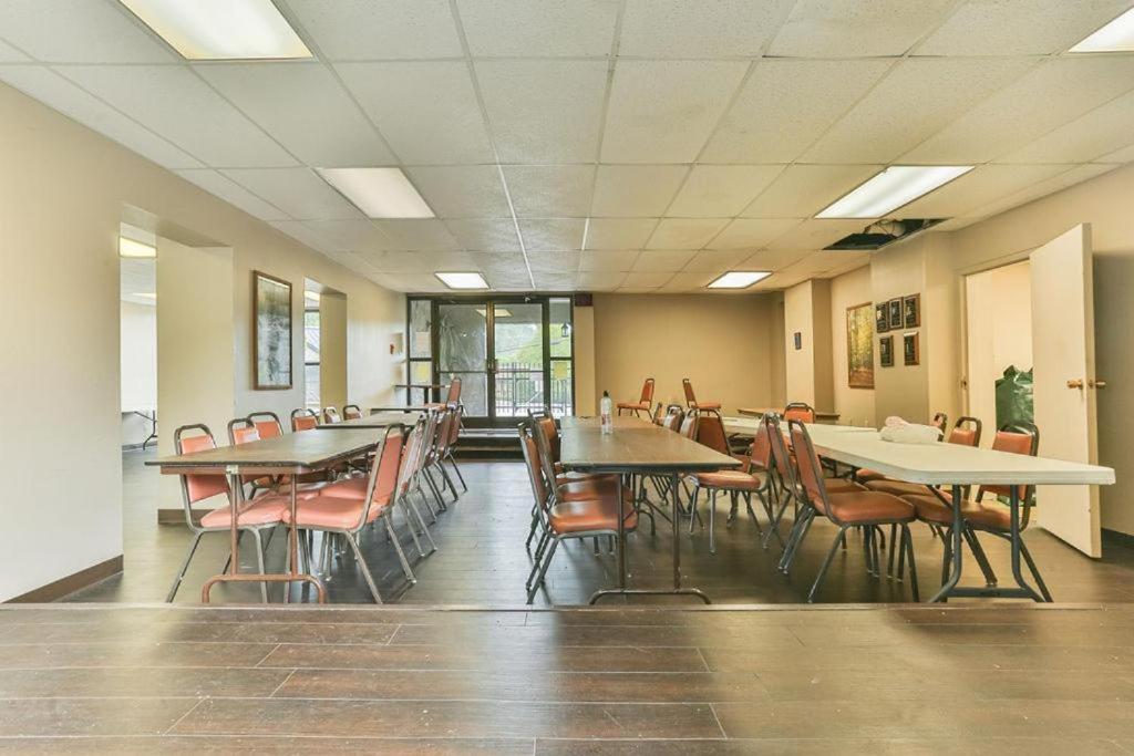 Family Bear Condos, Full King Suite, Kitchen, Pool Access Unit 103 Гетлинбург Екстериор снимка