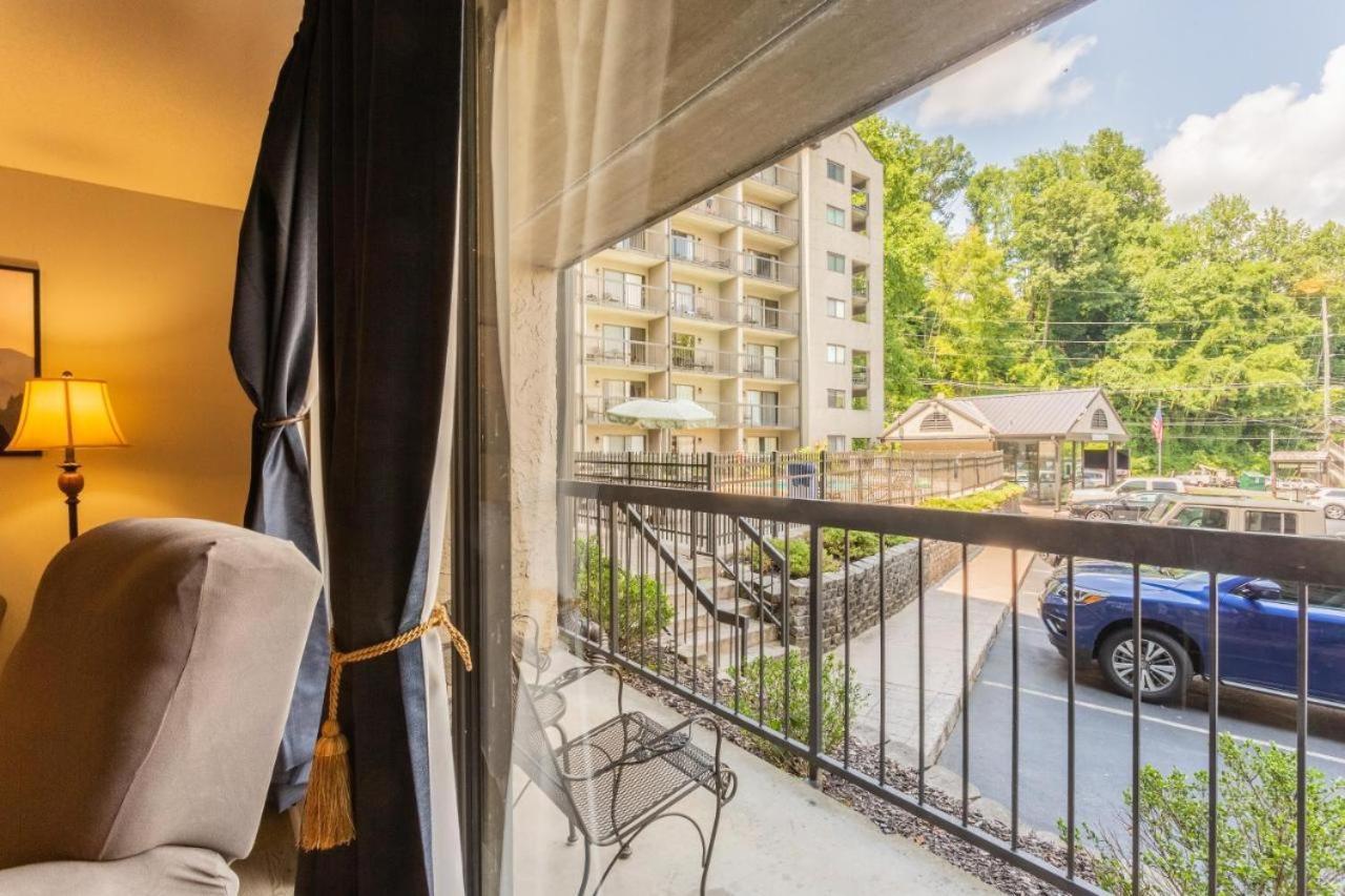Family Bear Condos, Full King Suite, Kitchen, Pool Access Unit 103 Гетлинбург Екстериор снимка