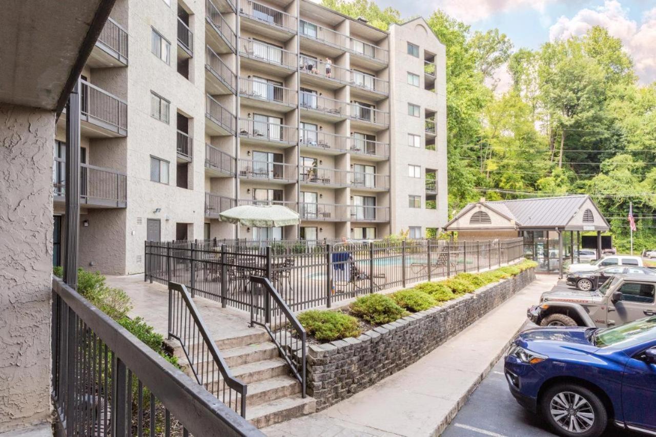 Family Bear Condos, Full King Suite, Kitchen, Pool Access Unit 103 Гетлинбург Екстериор снимка