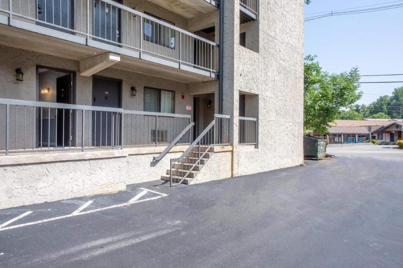 Family Bear Condos, Full King Suite, Kitchen, Pool Access Unit 103 Гетлинбург Екстериор снимка