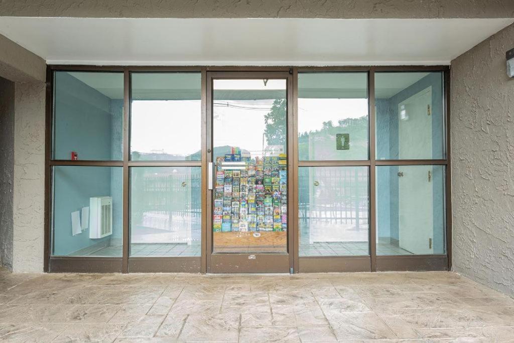 Family Bear Condos, Full King Suite, Kitchen, Pool Access Unit 103 Гетлинбург Екстериор снимка