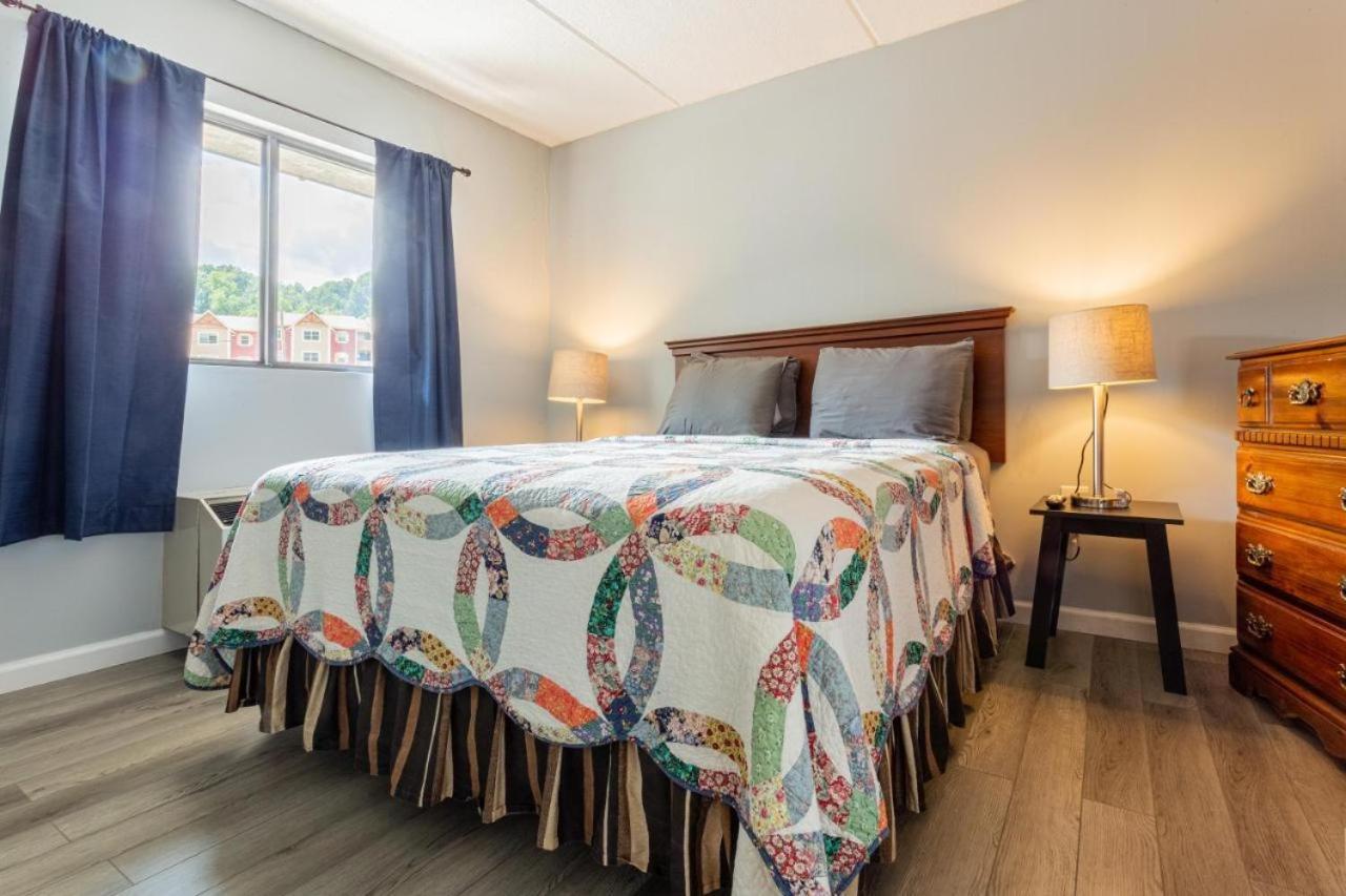 Family Bear Condos, Full King Suite, Kitchen, Pool Access Unit 103 Гетлинбург Екстериор снимка